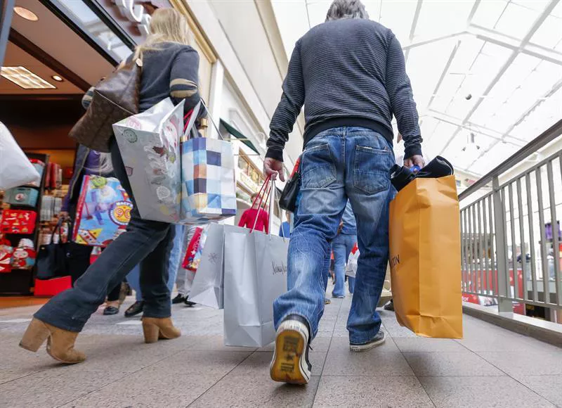 Kontsumitzaile askok erosketak egin zituzten "Black Friday" egunean. EFE
