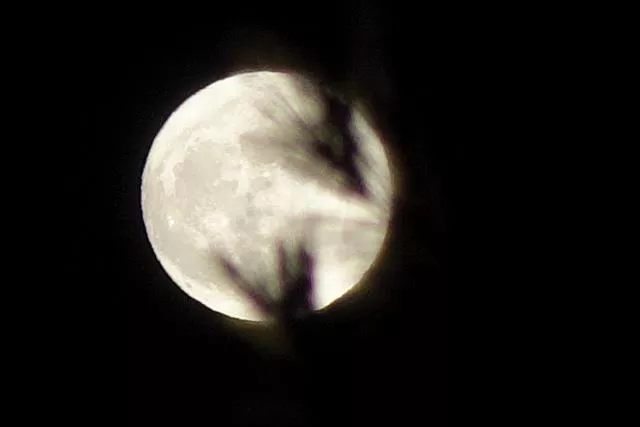 Superluna en Iurreta. Foto: Txaro Ortiz de Zarate