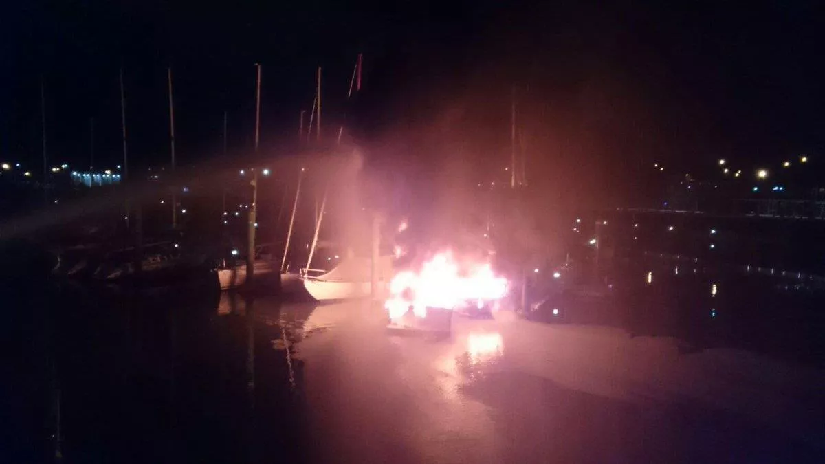 INCENDIO PUERTO HONDARRIBIA FOTO BOMBEROS EUSKADI