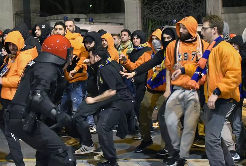 Un ertzaina herido y tres detenidos en Bilbao. Foto: EFE