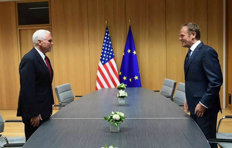 MIKE PENCE DONALD TUSK EFE