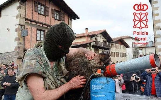 Polizia foralak zabalduta argazkia, 2017an hartutakoa Iturenen.