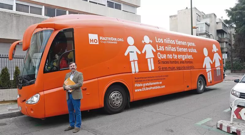 Autobusa Hazte Oir transexualak Arsuaga EFE