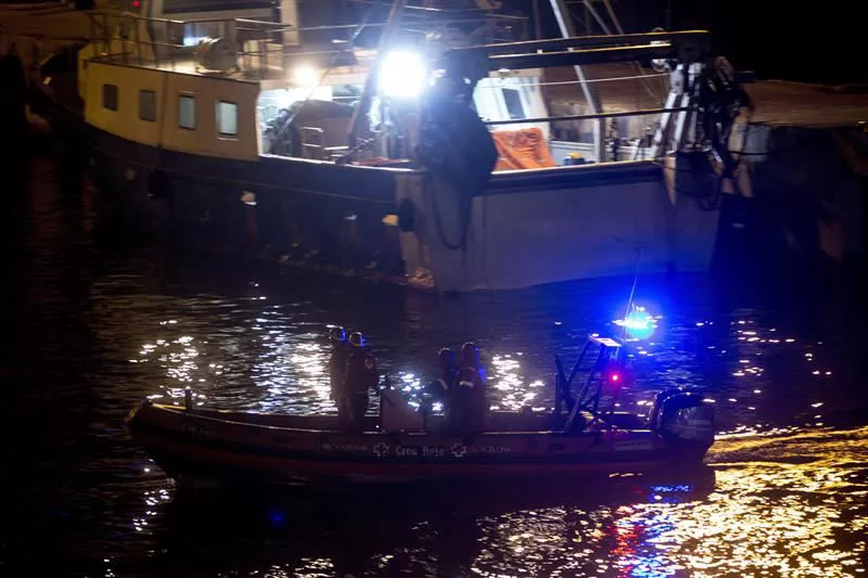 Equipos de búsqueda en el Puerto de Barcelona. Foto: EFE