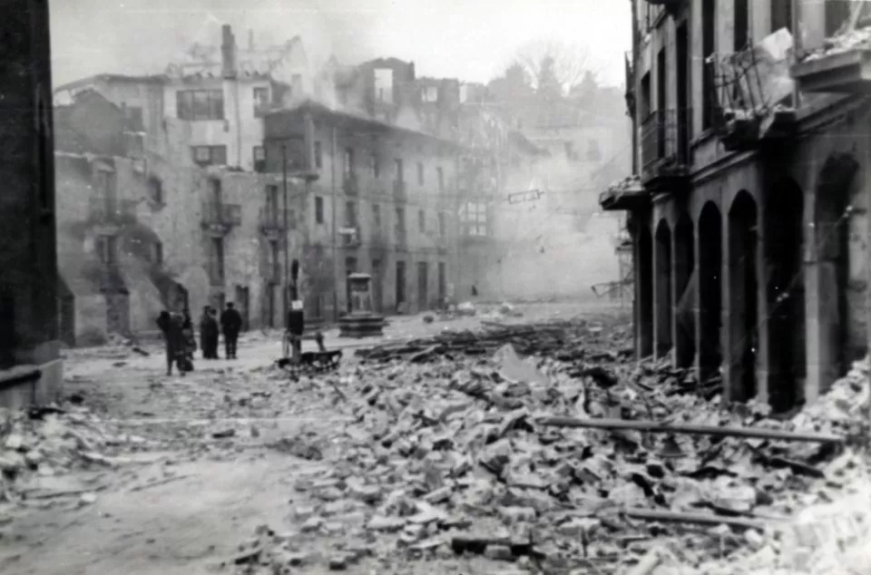 Gernika destruiada tras el bombardeo de 1937. Foto: Museo de la Paz de Gernika