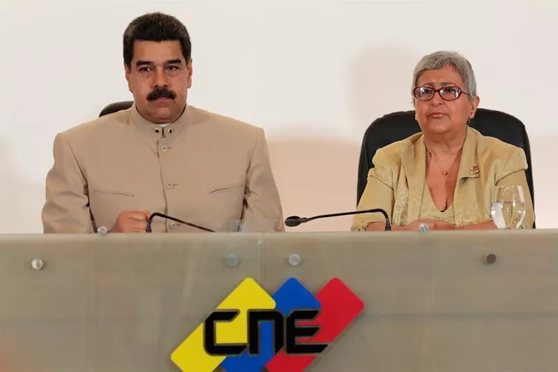 Maduro, Tibisay Lucena Hauteskunde Batzorde Nazionaleko presidentearekin, herenegun. Argazkia: EFE