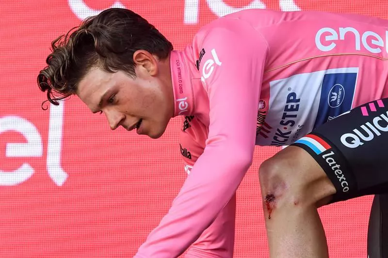 Bob Jungels liderra, podiumean.