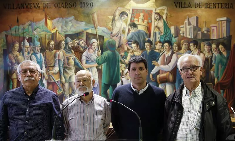 El actual alcalde, Julen Mendoza y tres exalcaldes de Errenteria. Foto: EFE