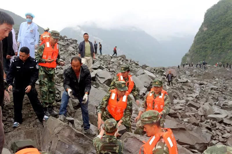Un equipo formado por unos 3.000 rescatistas busca a los posibles supervivientes. Foto: EFE