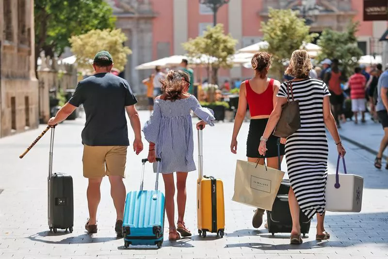 VACACIONES OPORRAK MALETAK TURISTAK EFE