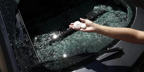 Emakume bat txingor-piloten tamaina erakusten. Argazkia: EFE