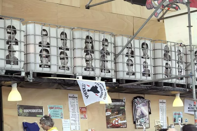 Txori Barrote konpartsaren txosna. Argazkia: EFE