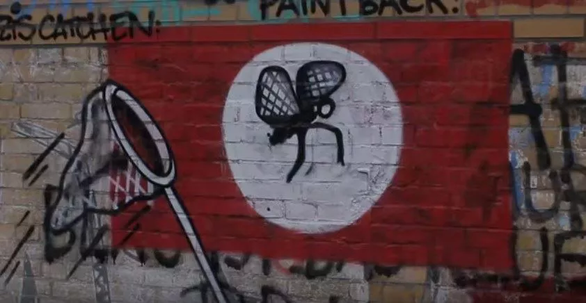 Faxistek egindako pintaden gainean artea sortzen dute Berlinen. Argazkia: Die kulturellen Erben.