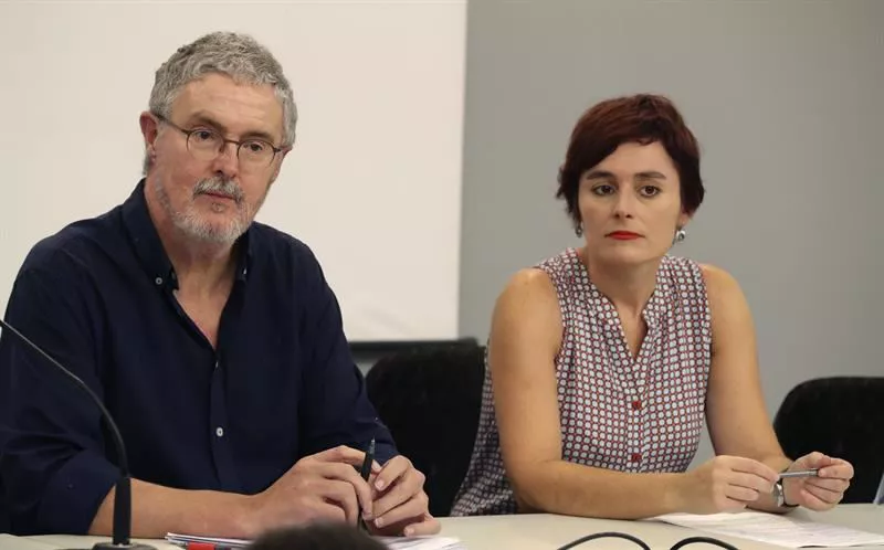 Adolfo Muñoz (ELA) eta Garbiñe Aranburu (LAB). Artxiboko argazkia: EFE