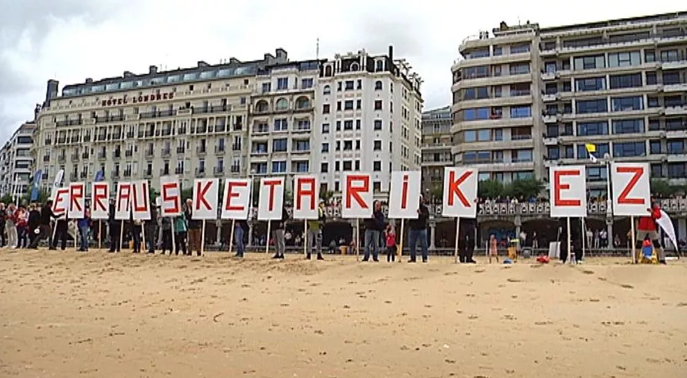 Decenas de personas participan en una cadena humana en contra de la incineradora. EiTB