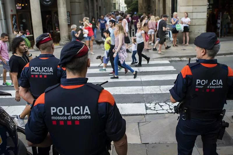 Esquadra Mossoak urriaren 1eko erreferendumean. Argazkia: EFE