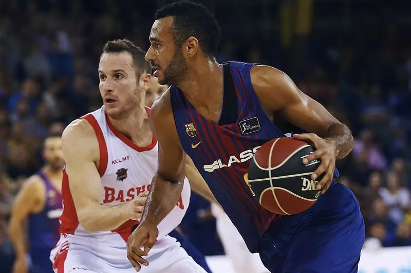 Marcelinho Huertas defendiendo una penetración de Adan Hanga. Foto: EFE