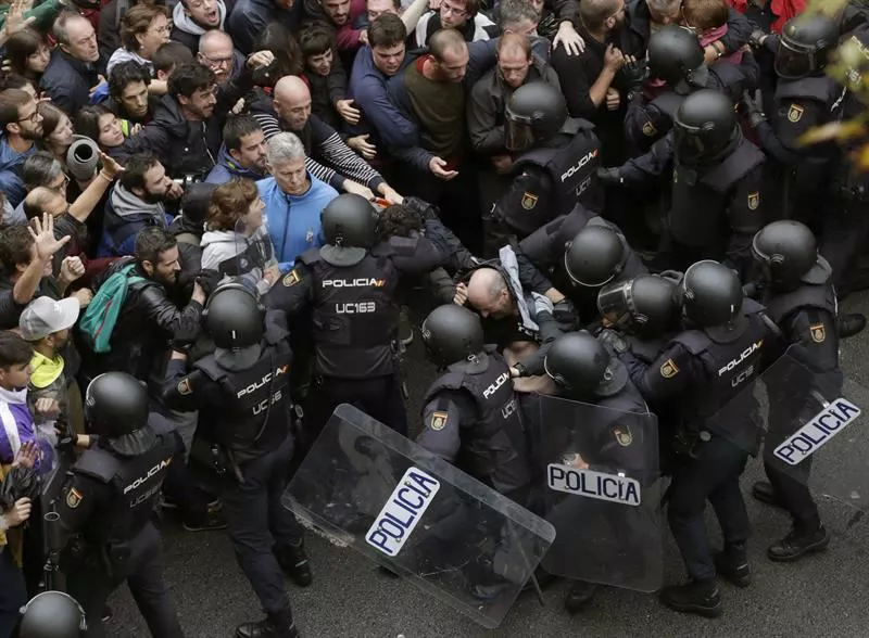800 lagun baino gehiago zauritu ziren Poliziaren indarkeriaren ondorioz Katalunian. Argazkia: EFE