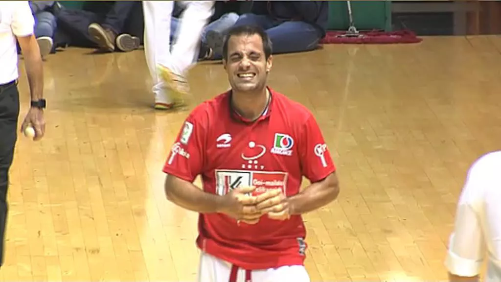 Oinatz Bengoetxea, durante el partido en el Labrit / EFE.