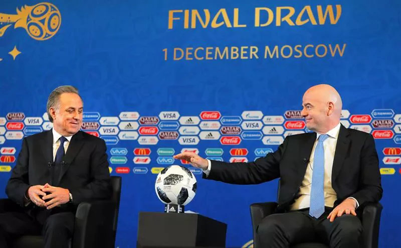 El presidente de la FIFA, Gianni Infantino, y el viceprimer ministro ruso, Vitaly Mutko
