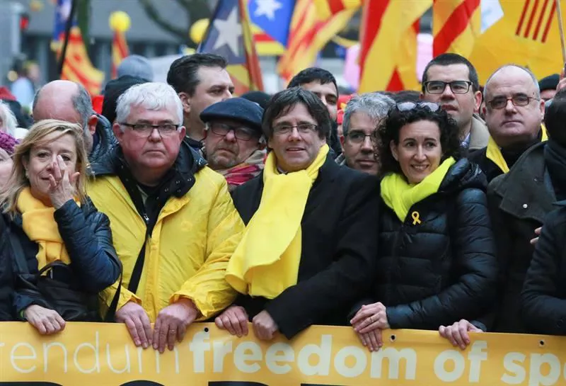 MANIFESTAZIOA BRUSELAS KATALUNIA PUIGDEMONT ROVIRA ALCOBERRO EFE