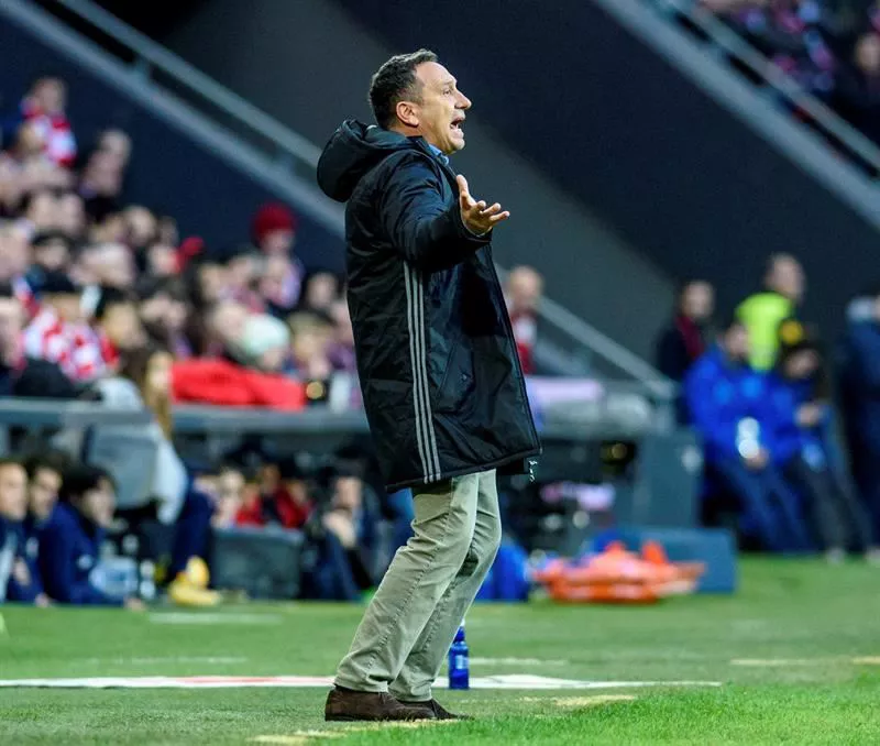 Eusebio bere taldeari aginduak ematen Athleticen aurka San Mamesen jokatutako azken derbian. EFE