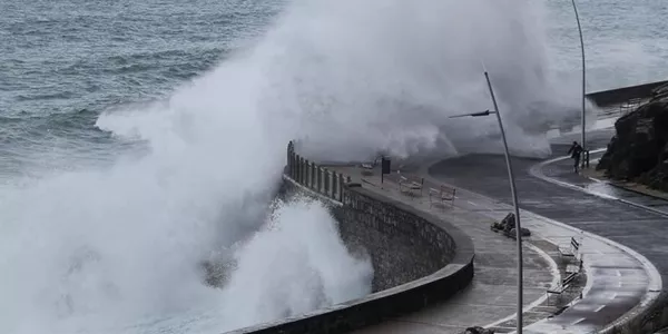 El Paseo Nuevo de San Sebastián permanece cerrado. Foto: EFE