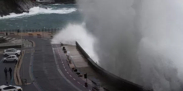El Paseo Nuevo de San Sebastián permanece cerrado. Foto: EFE