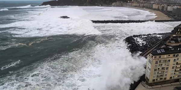 El Paseo Nuevo de San Sebastián permanece cerrado. Foto: EFE