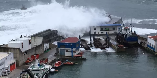 Las olas irrumpen en el puerto de Ondarroa. Foto: Joseba Mendizabal