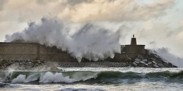 Una ola rompe en el espigón de Zumaia. Foto: Josetxo López
