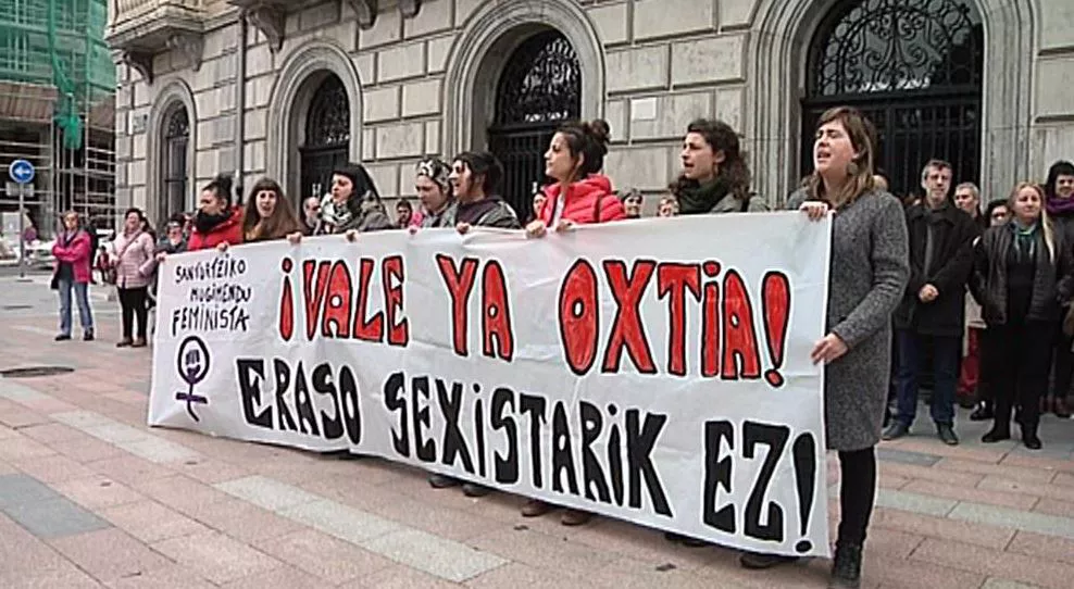 Elkarretaratzea Santurtzin indarkeria matxista salatzeko. EiTB