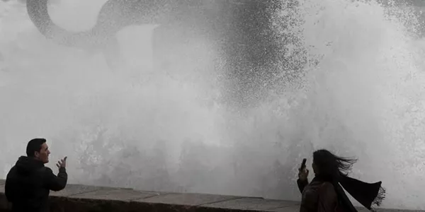 Olas en el Peine del Viento de San Sebastián. Foto: EFE.