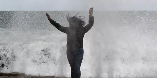 Olas en el Peine del Viento de San Sebastián. Foto: EFE.