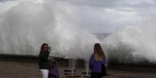 Olas en el Peine del Viento de San Sebastián. Foto: EFE.