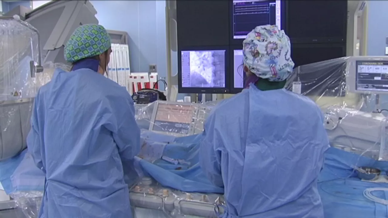 Dos médicos de Osakidetza dando la espalda, en una imagen de archivo.