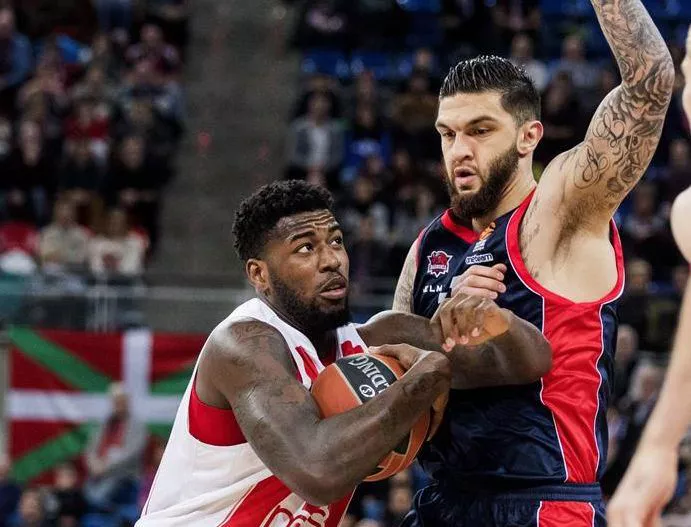 Lessort (Izar Gorria) eta Poirier (Baskonia). Argazkia: Efe.