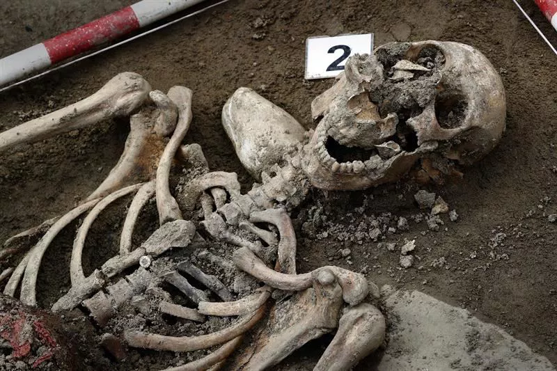 Imagen de la exhumación de la fosa localizada en Urdániz (Navarra). Foto: EFE