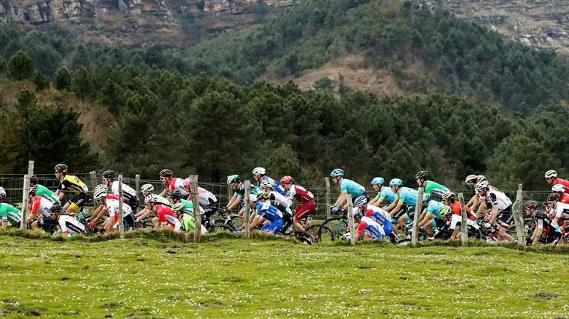 1ª etapa: Pelotón. Foto: EFE 