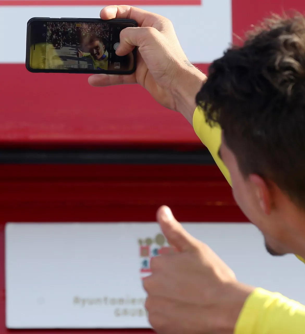 Julian Alaphilippe, líder, se saca un sefie en el podium. Foto: EFE