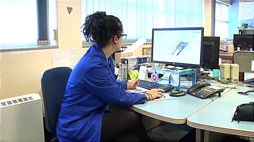 Una mujer trabajando en la oficina. Imagen obtenida de un vídeo de ETB