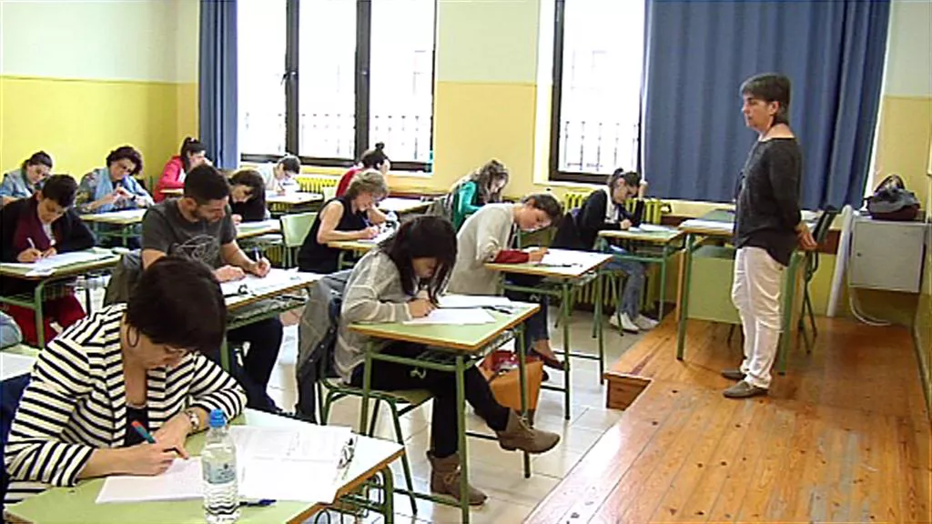 Una profesora durante una clase.
