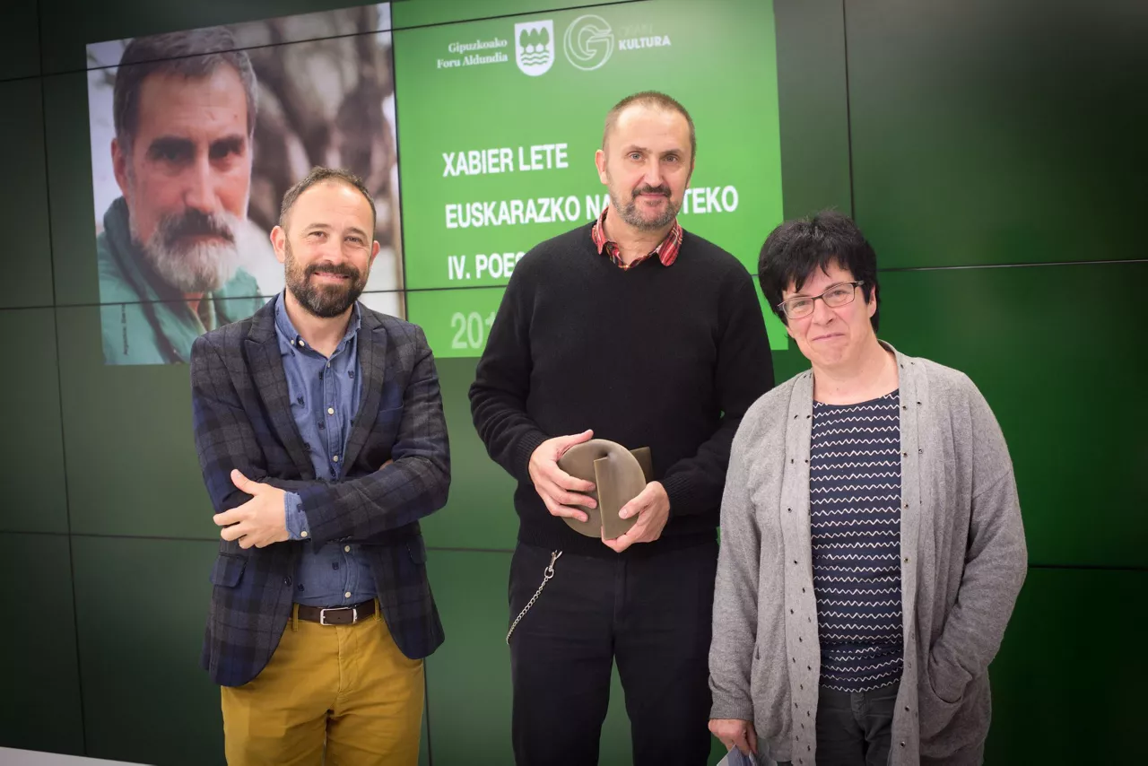 Juanjo Olasagarre, erdian, Denis Itxasok eta Tere Irastorzak inguratuta