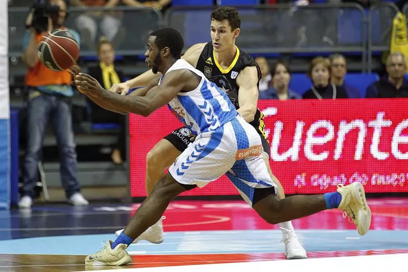 Kenny Cherry defendido por Rodrigo San Miguel. Foto: EFE