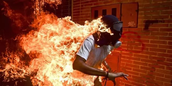 Imagen ganadora del World Press Photo hecha por el fotoperiodista venezolano Ronaldo Schemidt. EFE