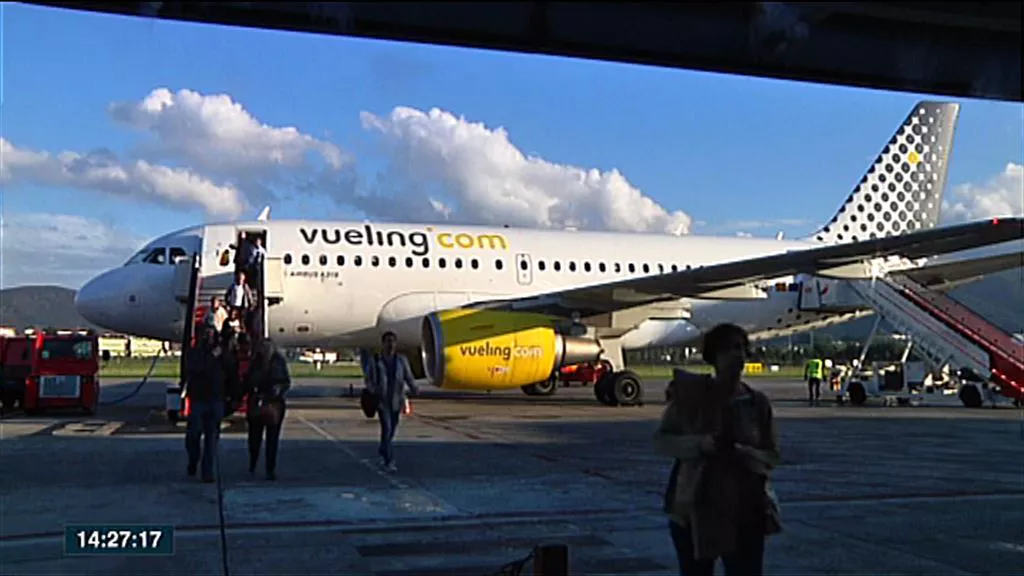 Un avión de Vueling en el aeropuerto de Hondarribia. Captura sacada de un vídeo de ETB.