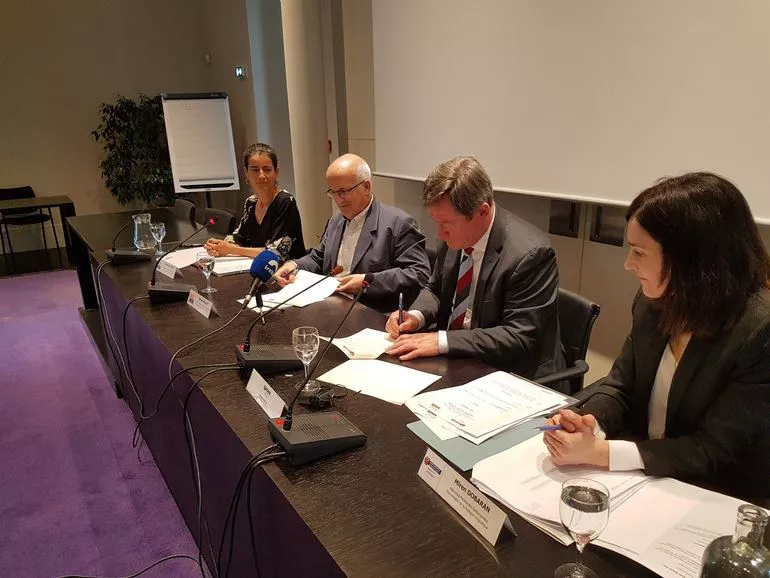 Beñat Arrabit y Bingen Zupiria han sido los encargados de firmar el convenio. Foto: Irekia.