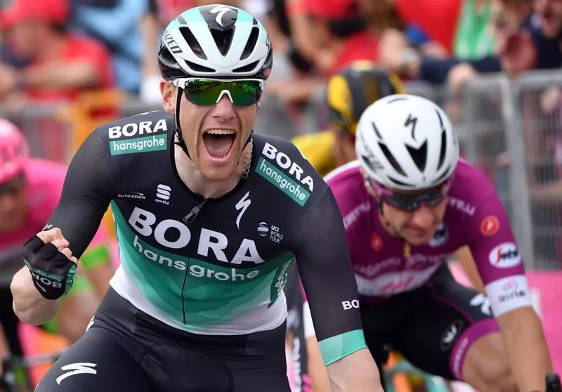 Bennet celebrando un triunfo en el Giro 2018. Foto de archivo: EFE