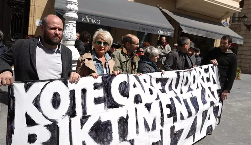 Kote Cabezudo argazkilari donostiarraren biktimen alde egindako bilkura bat.