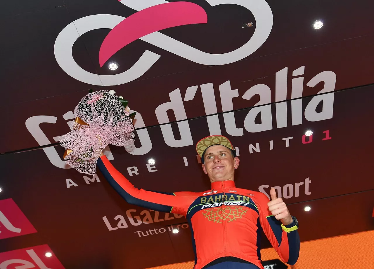 Matej Mohoric, en el podio tras ganar la etapa 10. Foto: Efe